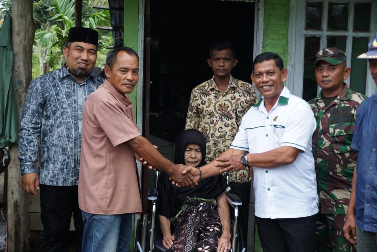 Pj Bupati Aceh Besar Serahkan Bantuan Kursi Roda untuk Nek Hamidah di Lamtamot
