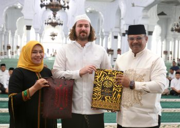 Pj Gubernur Safrizal Saksikan Warga Australia Masuk Islam di Masjid Raya
