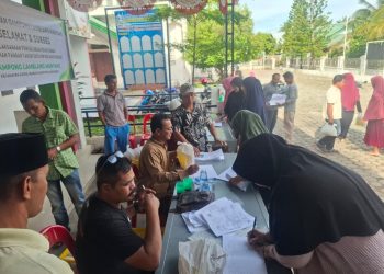 Camat Darul Imarah Bersama Keuchik Lamblang Manyang Bagikan Sembako Gratis Menyambut Ramadhan