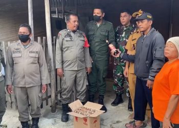 Jelang Ramadhan, Warga dan TNI Gerebek Lokasi Penjualan Miras di Lhokseumawe