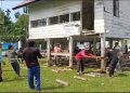 Warga Gampong Sarah Mane Gotong Royong Pindahkan Meunasah dengan Cara Tradisional