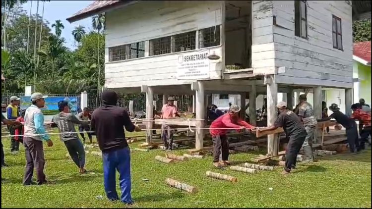 Warga Gampong Sarah Mane Gotong Royong Pindahkan Meunasah dengan Cara Tradisional