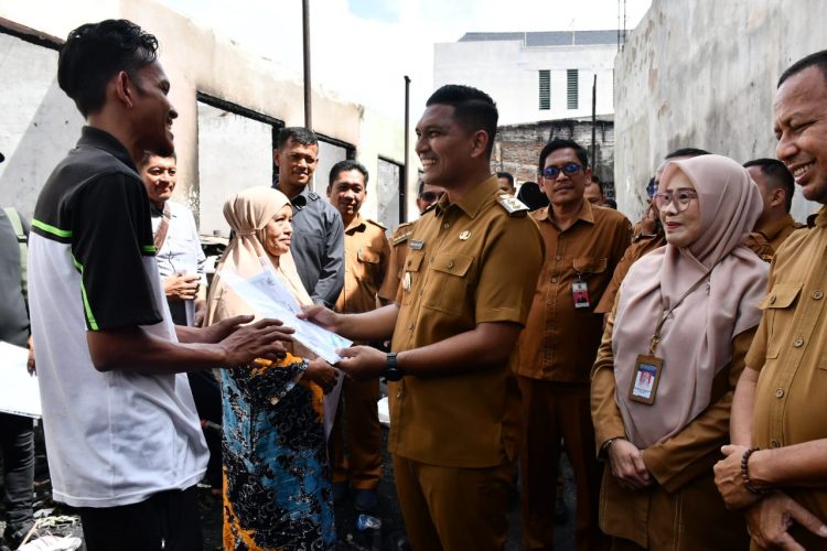 Pemko Banda Aceh Serahkan Dokumen Kependudukan dan Bantuan Pendidikan untuk Korban Kebakaran