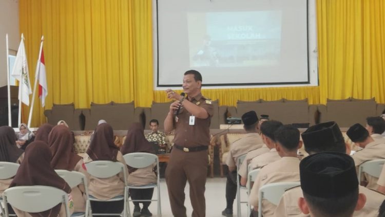 Kejati Aceh Sosialisasi Hukum ke SMK Al Mubarkeya