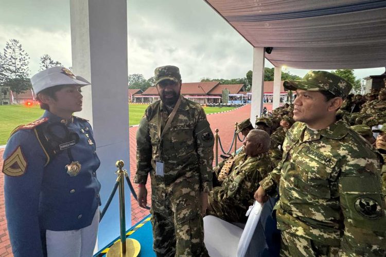 Presiden Prabowo dan Muzakir Manaf Saling Hormat di Parade Senja Retret Kepala Daerah