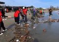 Rendahnya Kesadaran Warga, Puluhan Relawan Bersihkan Pantai Ujong Blang