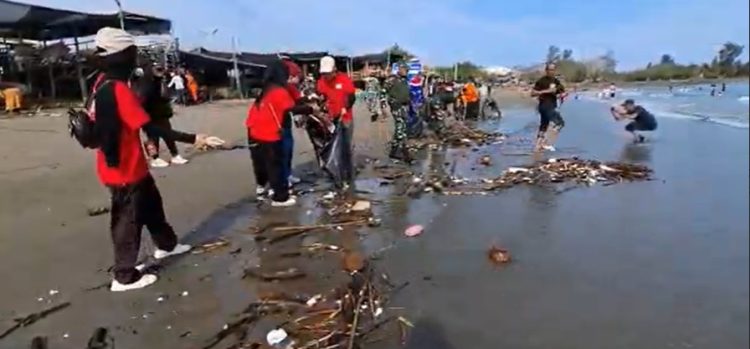 Rendahnya Kesadaran Warga, Puluhan Relawan Bersihkan Pantai Ujong Blang