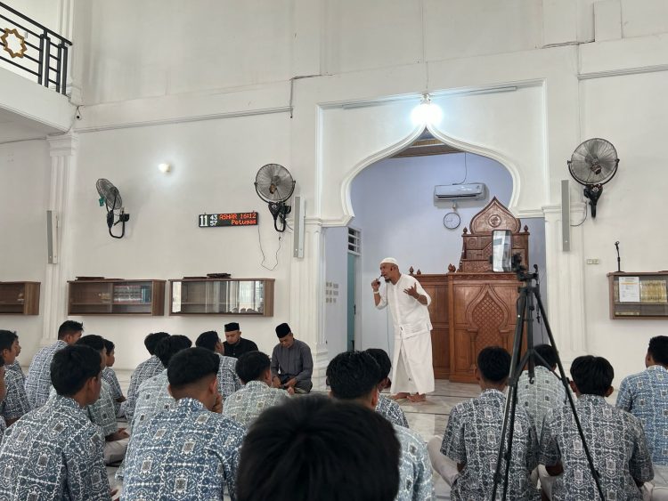 Ratusan Siswa SMAN 1 Peukan Bada Ikuti Zikir dan Tausiah bersama Ustaz Zul Arafah