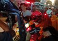 Basarnas Evakuasi Sopir Terjepit Usai Tabrak Tiang di Jalan Blang Bintang