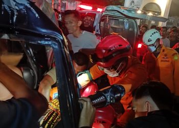 Basarnas Evakuasi Sopir Terjepit Usai Tabrak Tiang di Jalan Blang Bintang
