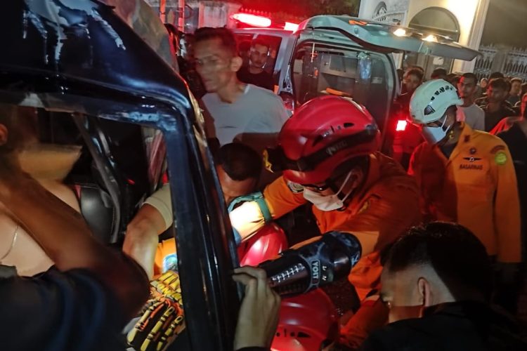 Basarnas Evakuasi Sopir Terjepit Usai Tabrak Tiang di Jalan Blang Bintang
