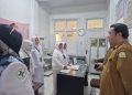 Kepala Dinas Kesehatan Aceh Tinjau Program Pemeriksaan Kesehatan Gratis di Puskesmas Darul Kamal