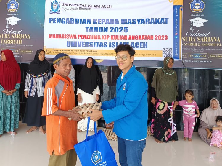 Mahasiswa Penerima KIP Kuliah UIA Bagikan Sembako ke Warga Sekitar Kampus