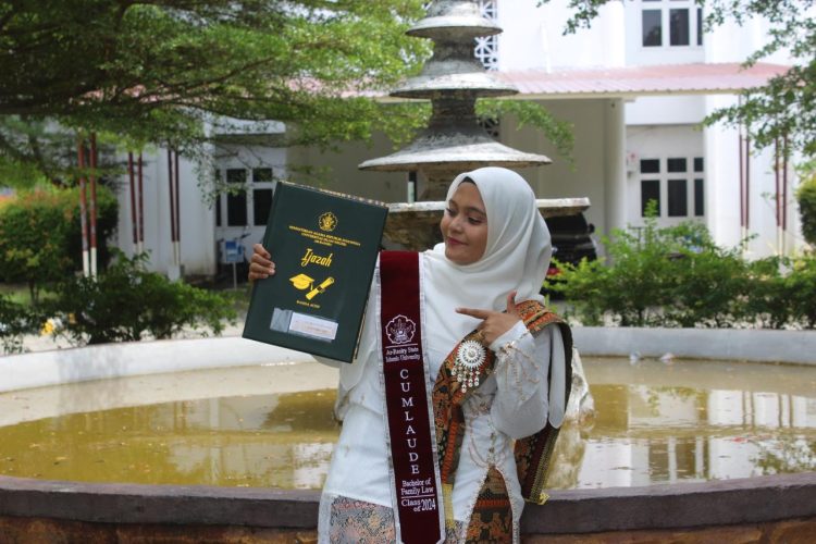 Mahasiswi Asal Subulussalam Ini Lulus Kuliah Tanpa Skripsi di UIN Ar-Raniry