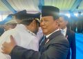 Momen Presiden Prabowo dan Gubernur Aceh Muzakir Manaf Berangkulan di Istana