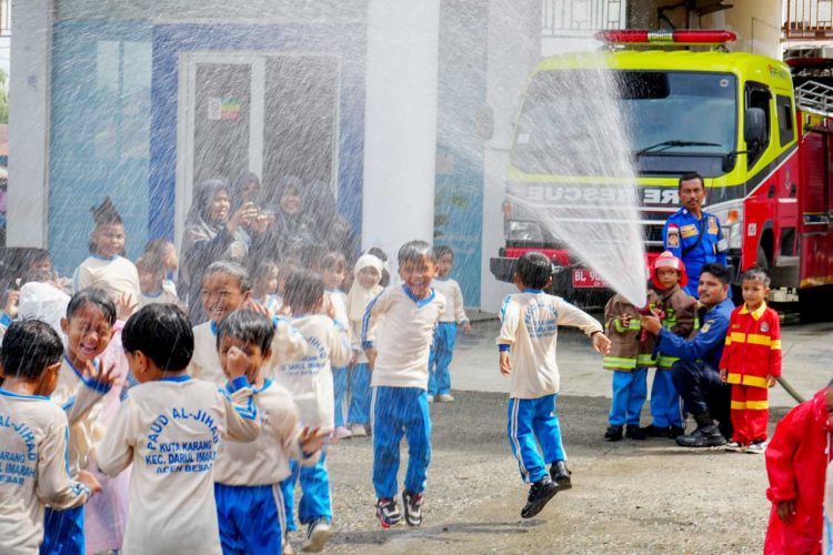 Outing Class TK Al-Jihad di Damkar Banda Aceh, Edukasi Pengenalan Bahaya Kebakaran