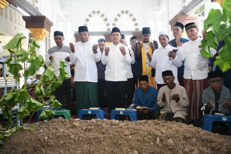 Wagub Aceh Fadhlullah Ziarah ke Makam Abu Kuta Krueng