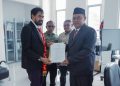 Mualem Terima SK Lahan untuk Mantan Kombatan dan Korban Konflik dari Pj Bupati Simeulue