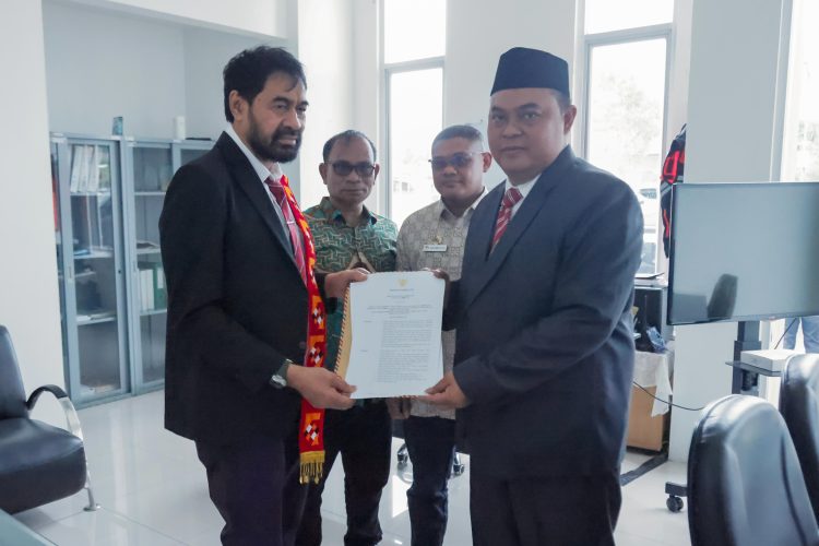 Mualem Terima SK Lahan untuk Mantan Kombatan dan Korban Konflik dari Pj Bupati Simeulue