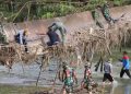 TNI-Polri dan Warga Gotong Royong Perbaiki Jembatan Gantung yang Rusak Diterjang Banjir