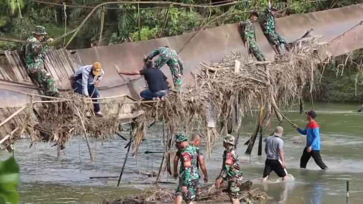 TNI-Polri dan Warga Gotong Royong Perbaiki Jembatan Gantung yang Rusak Diterjang Banjir