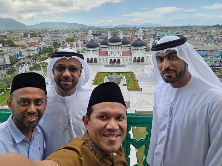 Delegasi dari Negeri 'Burj Khalifa' Menikmati Keindahan Menara Masjid Raya Baiturrahman