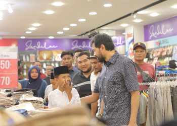 Gubernur Muzakir Manaf Ajak Anak Yatim di Aceh Utara Belanja Baju Lebaran