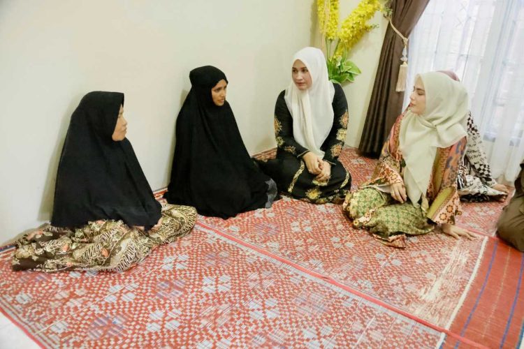 Istri Gubernur Aceh Takziah ke Rumah Korban Pembunuhan di Gunung Salak