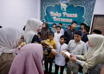 Istri Mualem Berbagi Kebahagiaan Ramadhan Bersama Anak Yatim di Yayasan Halimoen Al Asyi