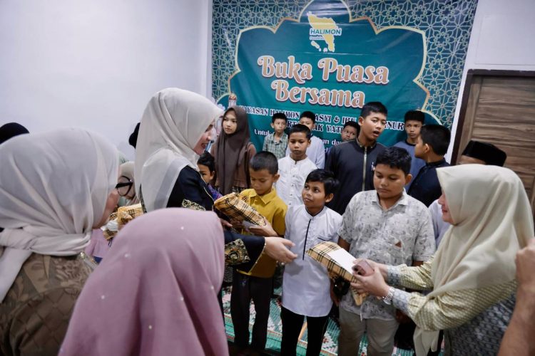 Istri Mualem Berbagi Kebahagiaan Ramadhan Bersama Anak Yatim di Yayasan Halimoen Al Asyi
