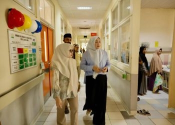 Marlina Usman Jenguk Anak Penderita Tumor Ganas yang Dirawat di RSUDZA