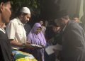Buka Puasa di Rumah Korban Konflik Aceh, Mualem Serahkan Bantuan ke Warga