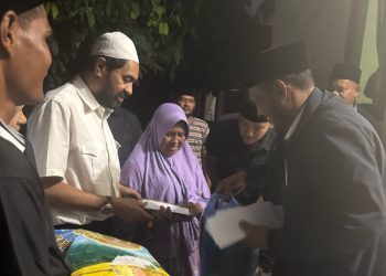Buka Puasa di Rumah Korban Konflik Aceh, Mualem Serahkan Bantuan ke Warga