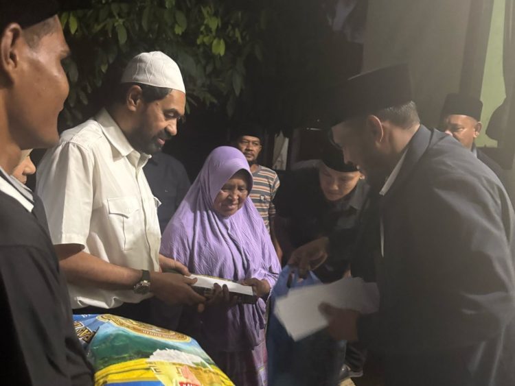 Buka Puasa di Rumah Korban Konflik Aceh, Mualem Serahkan Bantuan ke Warga