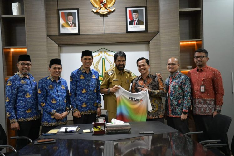 OJK Aceh Temui Gubernur Muzakir Manaf, Undang Buka FKIJK Aceh Run 2025