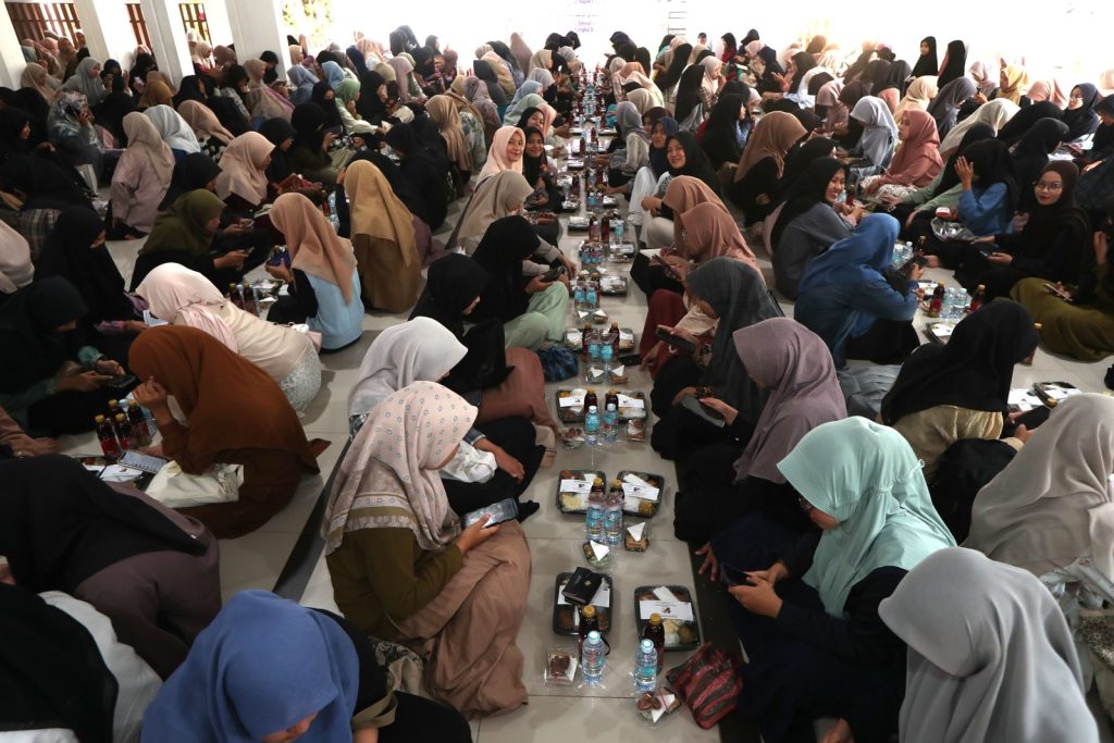 Ramainya Buka Puasa Bersama di Masjid Fathun Qarib UIN Ar-Raniry pada Ramadhan 1446 H