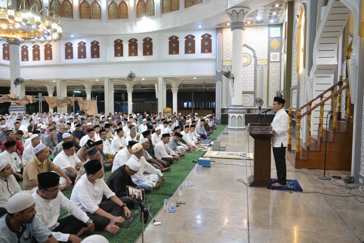 Safari Ramadhan di Pidie, Wagub Aceh Serahkan Bantuan Masjid dan Santunan bagi Mustahik