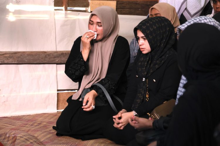 Tangis Istri Mualem Melepas Kepergian Sopir Pribadinya