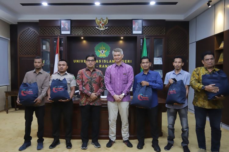 UIN Ar-Raniry Terima 250 Paket Sembako dari Mubadala Energy