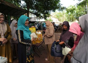 USK Berbagi Paket Bahan Pokok untuk Penyapu Jalan di Lingkungan Kampus