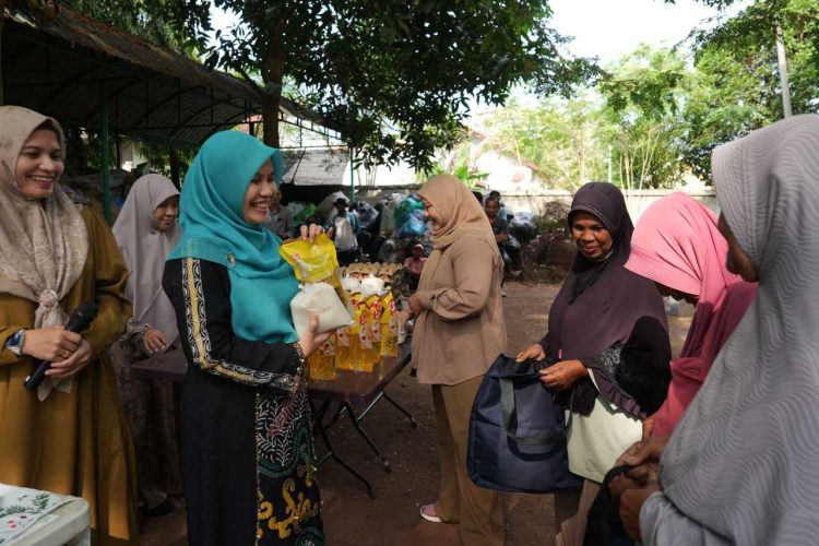 USK Berbagi Paket Bahan Pokok untuk Penyapu Jalan di Lingkungan Kampus