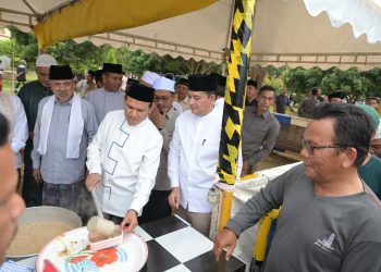 Wagub Aceh Bagikan Kanji Rumbi di Masjid Islamic Center Lhokseumawe