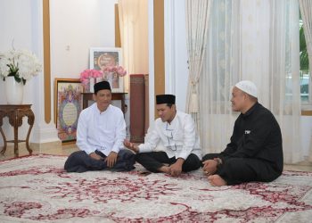 Wagub Aceh Silaturahmi dengan Waled Lapang usai dari Kediaman Almarhum Abu Tumin