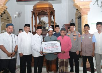Wagub Serahkan Santunan Ramadhan Rp320 Juta dari Baitul Mal untuk Mustahik di Aceh Timur