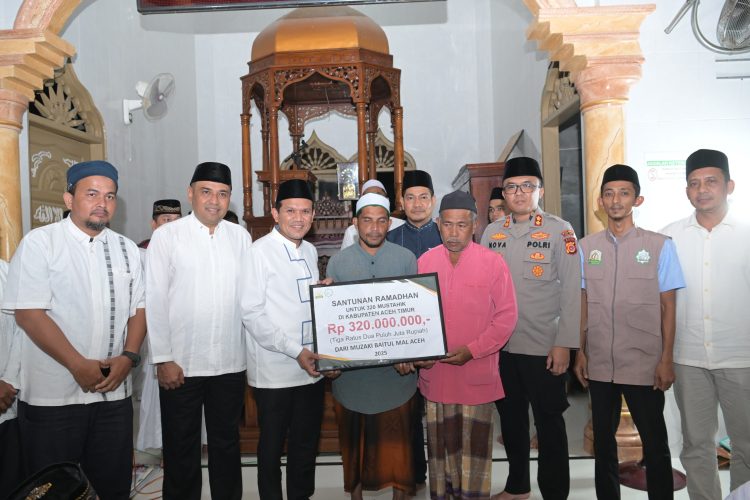 Wagub Serahkan Santunan Ramadhan Rp320 Juta dari Baitul Mal untuk Mustahik di Aceh Timur
