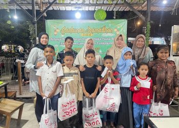 PKK Cot Lamkuweuh Beri Santunan Baju Lebaran untuk Anak Yatim