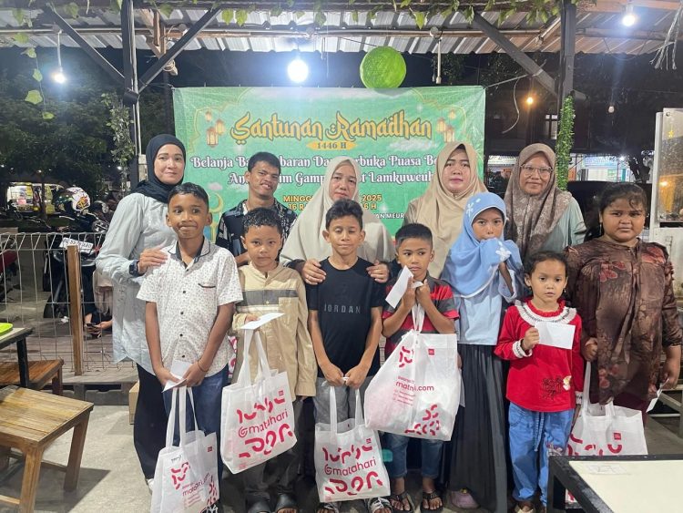PKK Cot Lamkuweuh Beri Santunan Baju Lebaran untuk Anak Yatim