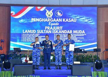 Kepala Staf TNI AU Beri Penghargaan kepada Prajurit Lanud Sultan Iskandar Muda