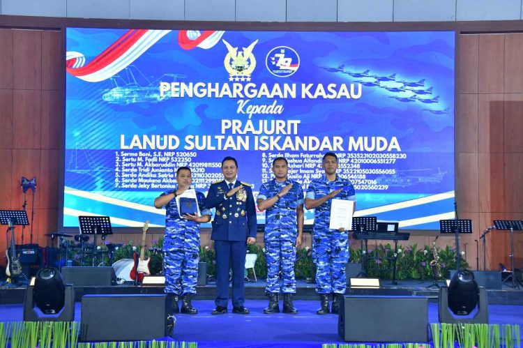 Kepala Staf TNI AU Beri Penghargaan kepada Prajurit Lanud Sultan Iskandar Muda