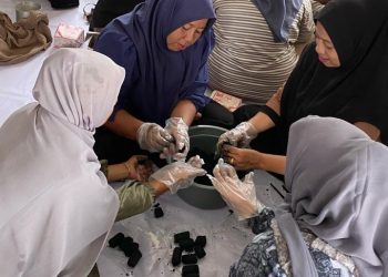 Mahasiswa PPG USK Latih Warga Lam Ujong Olah Limbah Kayu Jadi Briket